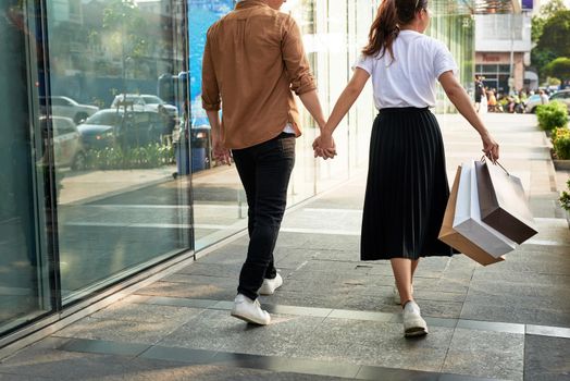 Young happy couple with shopping bags in the city.