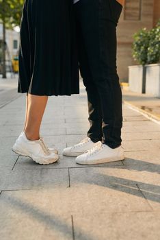 girls stands on tiptoe to kiss her man - Close up on shoes