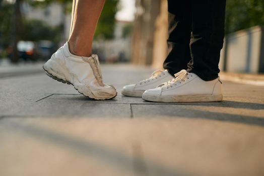 girls stands on tiptoe to kiss her man - Close up on shoes