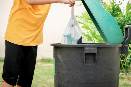 Throw trash in plastic bags into the trash in the garden.