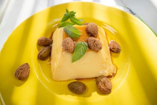 Presentation of a cren caramel vegan dish with almond flavor