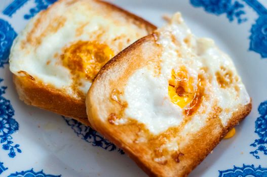  Eggy bread on the plate, photographed with natural light. Golden French toast with butter and egg. breakfast with bread. English breakfast. healthy breakfast with eggs. tasty breakfast