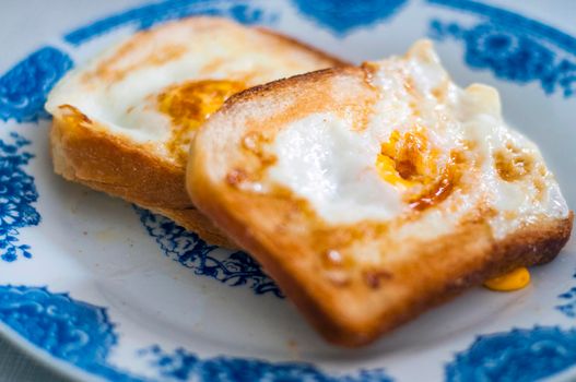  Eggy bread on the plate, photographed with natural light. Golden French toast with butter and egg. breakfast with bread. English breakfast. healthy breakfast with eggs. tasty breakfast