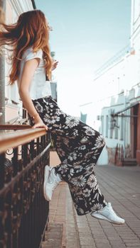 Fashion portrait stylish pretty woman in sunglasses posing in the city, street fashion