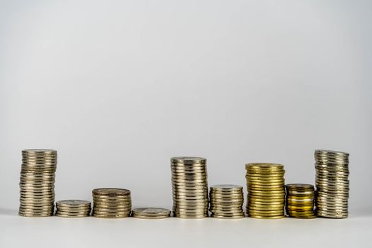 stacking of coins on top of the coin pile on the highest row. Placing coins in a row from low to high is comparable to saving money to grow more. Money saving ideas for investing in funds.