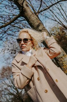 Autumn fashionable Beautiful Blond Woman. Beauty blonde Girl in sunglasses