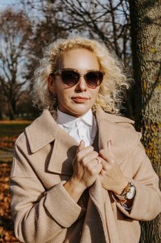 Autumn fashionable Beautiful Blond Woman. Beauty blonde Girl in sunglasses